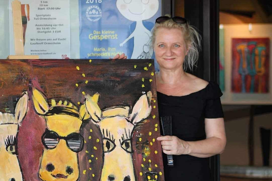 Eva Retzmann steht neben seinem Bild